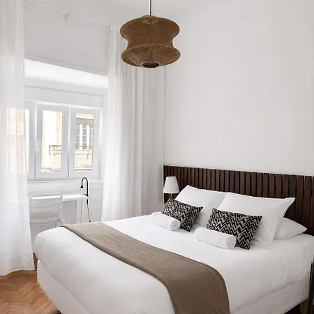 Pensionat 1e- Walk Everywhere From Lisbon's Iconic Neighborhoods, Rossio, Chiado, Baixa And Liberty Avenue *