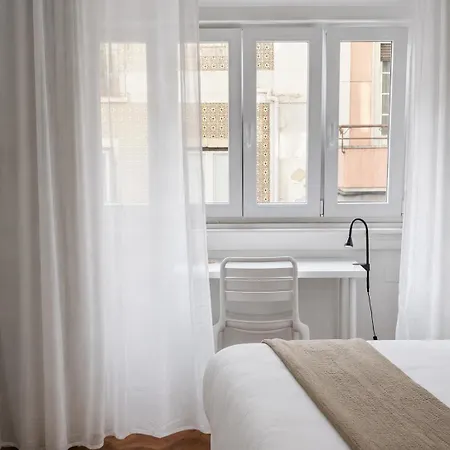 1e- Walk Everywhere From Lisbon's Iconic Neighborhoods, Rossio, Chiado, Baixa And Liberty Avenue Pensionat *