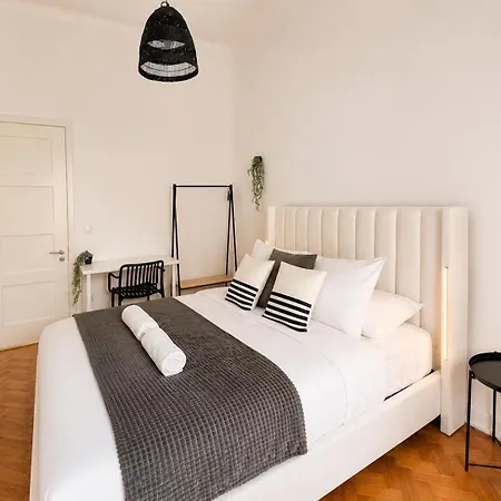 1e- Walk Everywhere From Lisbon's Iconic Neighborhoods, Rossio, Chiado, Baixa And Liberty Avenue Pensionat Lisboa