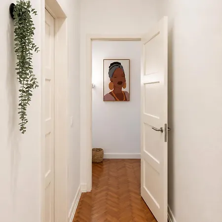 Pensionat 1e- Walk Everywhere From Lisbon's Iconic Neighborhoods, Rossio, Chiado, Baixa And Liberty Avenue *