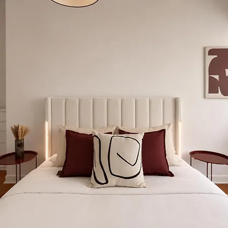 Pensionat 1e- Walk Everywhere From Lisbon's Iconic Neighborhoods, Rossio, Chiado, Baixa And Liberty Avenue *
