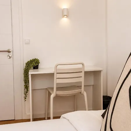 1e- Walk Everywhere From Lisbon's Iconic Neighborhoods, Rossio, Chiado, Baixa And Liberty Avenue Pensionat