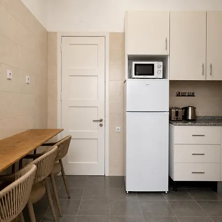 Pensionat 1e- Walk Everywhere From Lisbon's Iconic Neighborhoods, Rossio, Chiado, Baixa And Liberty Avenue *