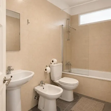 1e- Walk Everywhere From Lisbon's Iconic Neighborhoods, Rossio, Chiado, Baixa And Liberty Avenue Pensionat *