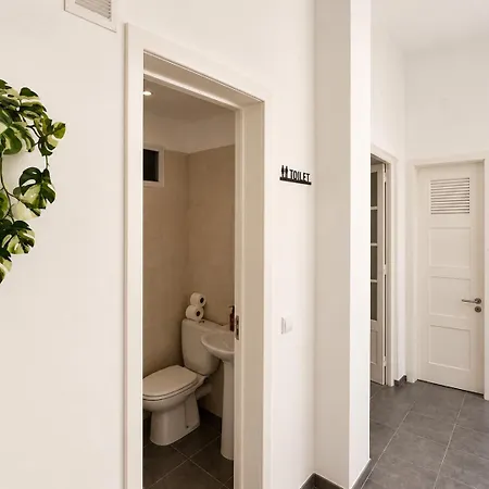 1e- Walk Everywhere From Lisbon's Iconic Neighborhoods, Rossio, Chiado, Baixa And Liberty Avenue Pensionat