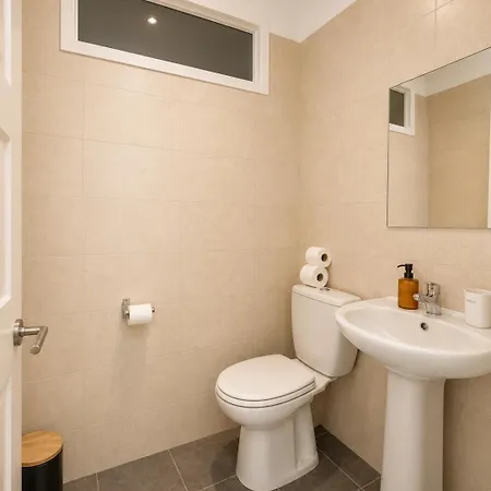 Pensionat 1e- Walk Everywhere From Lisbon's Iconic Neighborhoods, Rossio, Chiado, Baixa And Liberty Avenue *